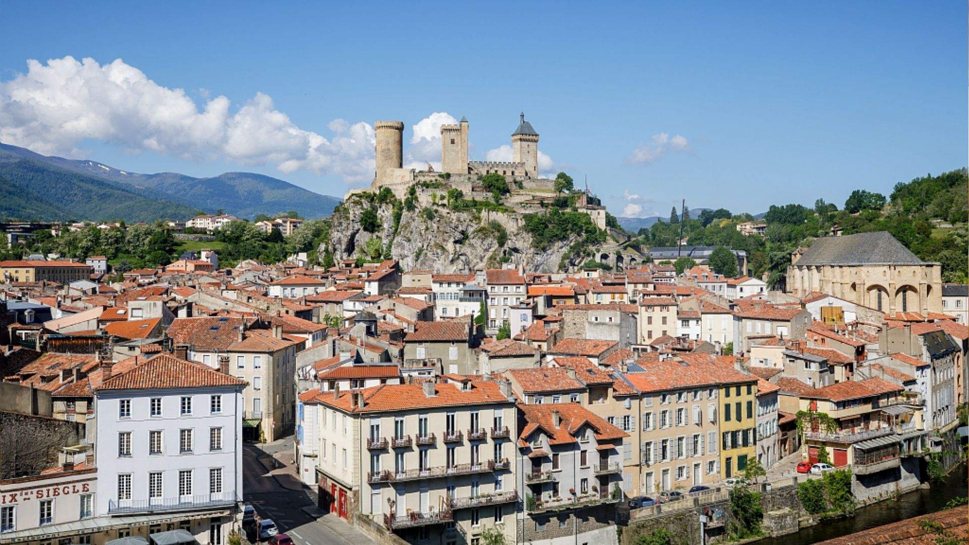 La ciutat medieval a tocar de Catalunya que no et decebrà: té un castell que la corona