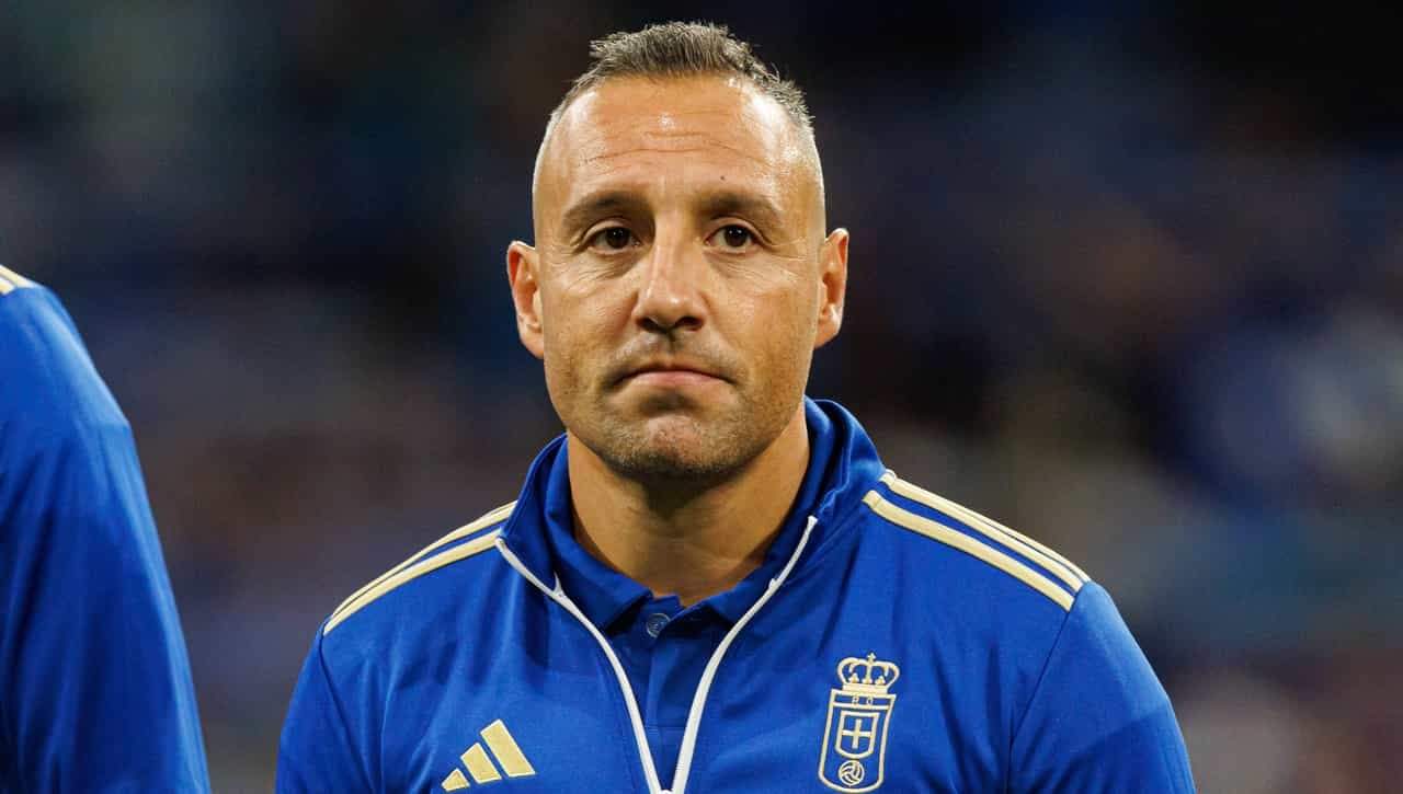 Santi Cazorla vol que Florentino Pérez li faciliti la permanència a l'Oviedo Santi Cazorla vol que Florentino Pérez li faciliti la permanència a l'Oviedo