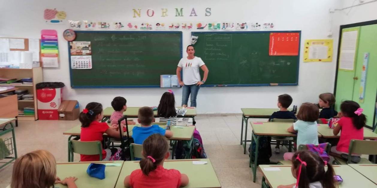 Una professora imparte classes en un col·legi. EP