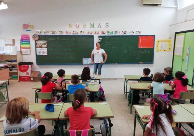 Una professora imparte classes en un col·legi. EP