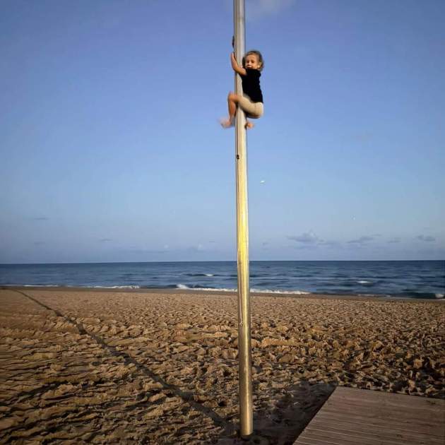 Filla dels Lewandowskis enfilant-se en un fanal / Instagram Filla dels Lewandowskis enfilant-se en un fanal / Instagram