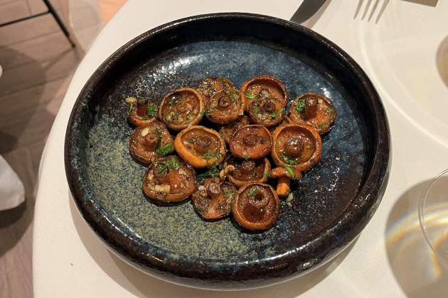 Níscalos de botón del restaurante Finorri. / Foto: Emma Porta Níscalos de botón del restaurante Finorri. / Foto: Emma Porta