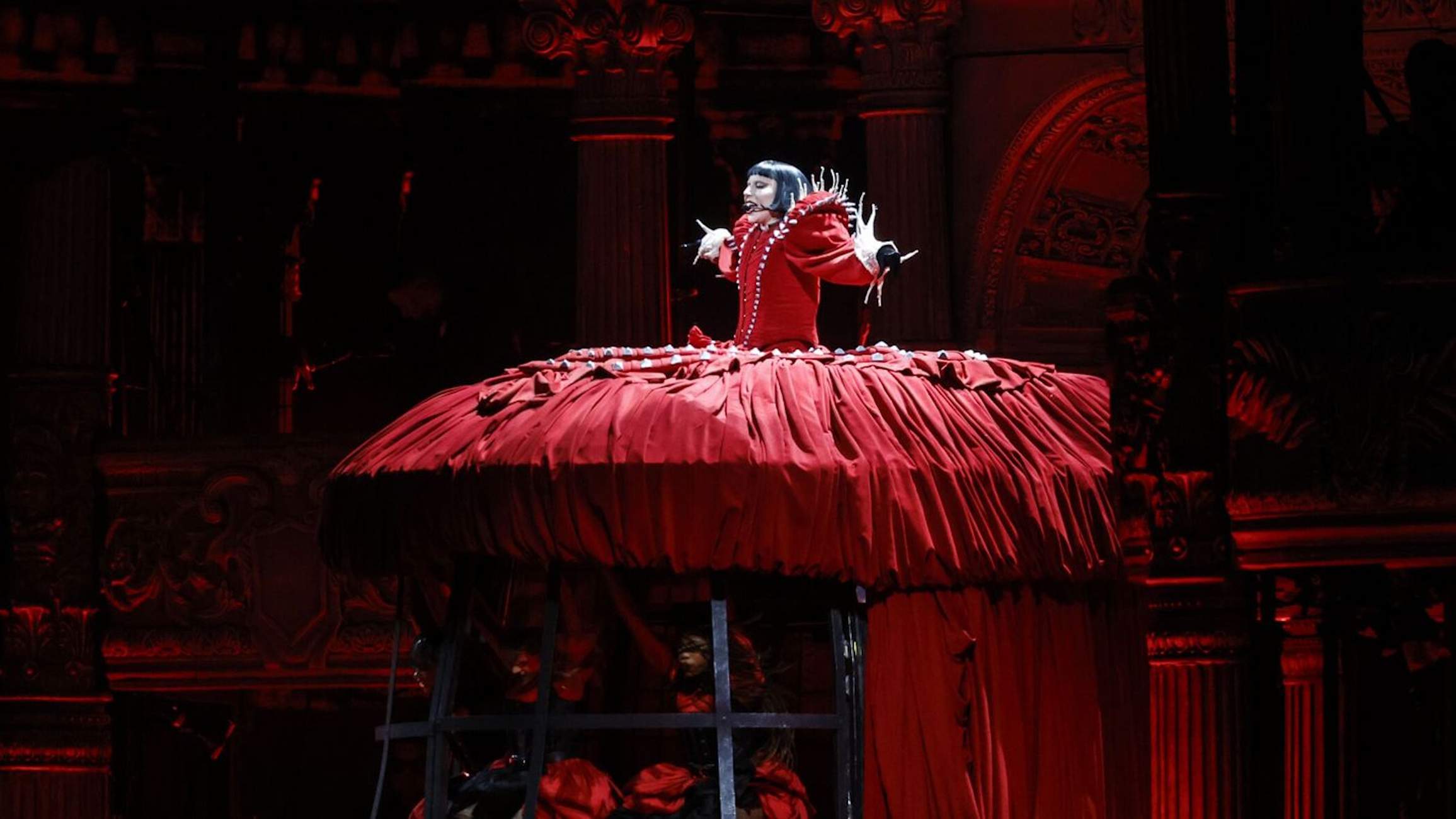 Ballar o morir: Lady Gaga transforma el Palau Sant Jordi en el revers gòtic del Liceu Ballar o morir: Lady Gaga transforma el Palau Sant Jordi en el revers gòtic del Liceu