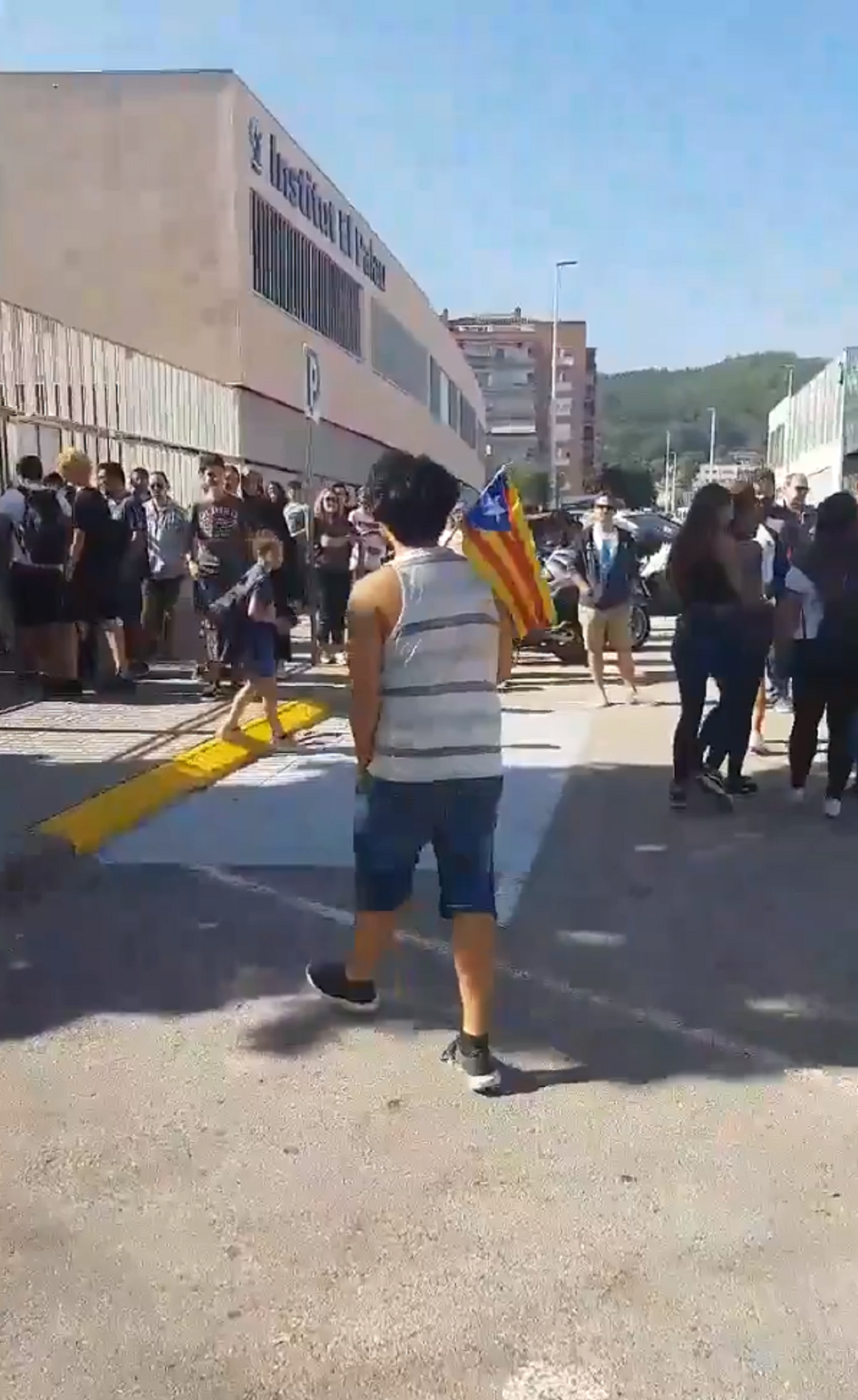 VÍDEO: Insultos y empujones a un joven del IES El Palau por llevar una estelada