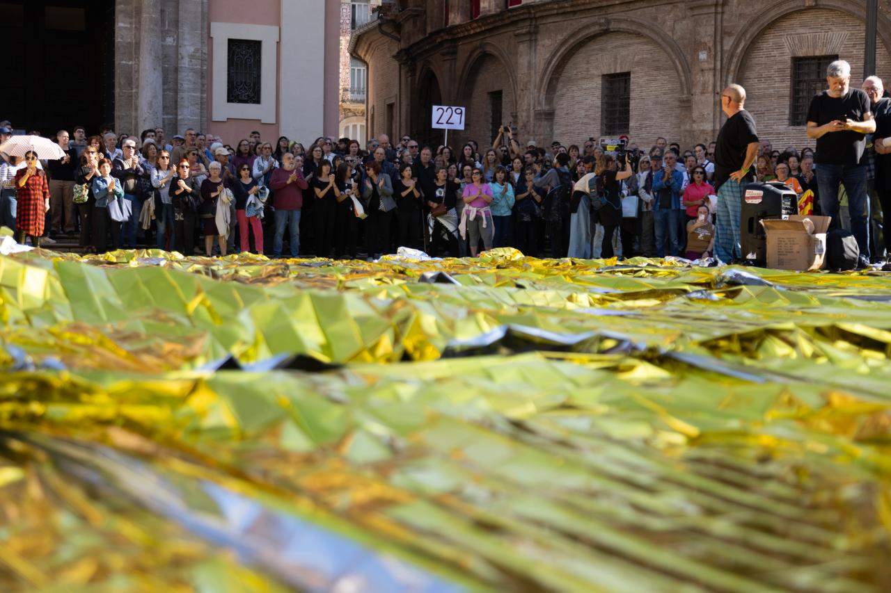 229 mantes tèrmiques i una marxa cap al Ventorro, l'emotiva protesta dels familiars de les víctimes de la DANA 229 mantes tèrmiques i una marxa cap al Ventorro, l'emotiva protesta dels familiars de les víctimes de la DANA