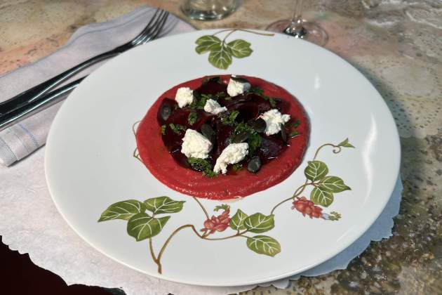 Hummus de remolatxa amb el seu carpaccio 3 plats Ada Parellada. / Foto: Raquel Sánchez Hummus de remolatxa amb el seu carpaccio 3 plats Ada Parellada. / Foto: Raquel Sánchez