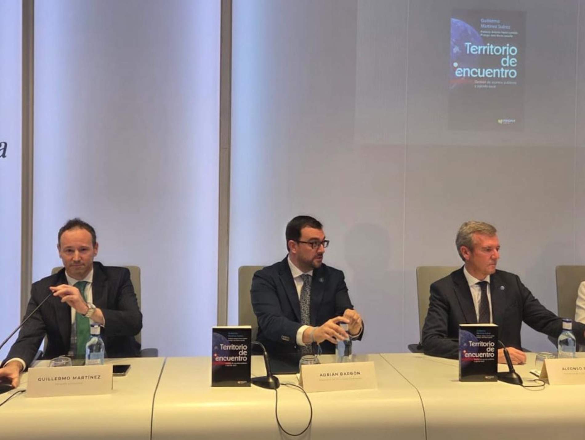Guillermo Martínez presenta ‘Territorio de encuentro’ con los presidentes de Asturias y Galicia Guillermo Martínez presenta ‘Territorio de encuentro’ con los presidentes de Asturias y Galicia