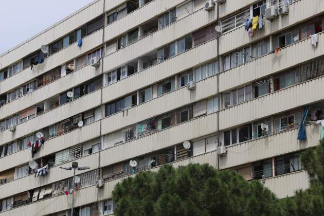 Ventanas del edificio Venus del barrio de La Mina de Sant Adrià de Besòs / ACN