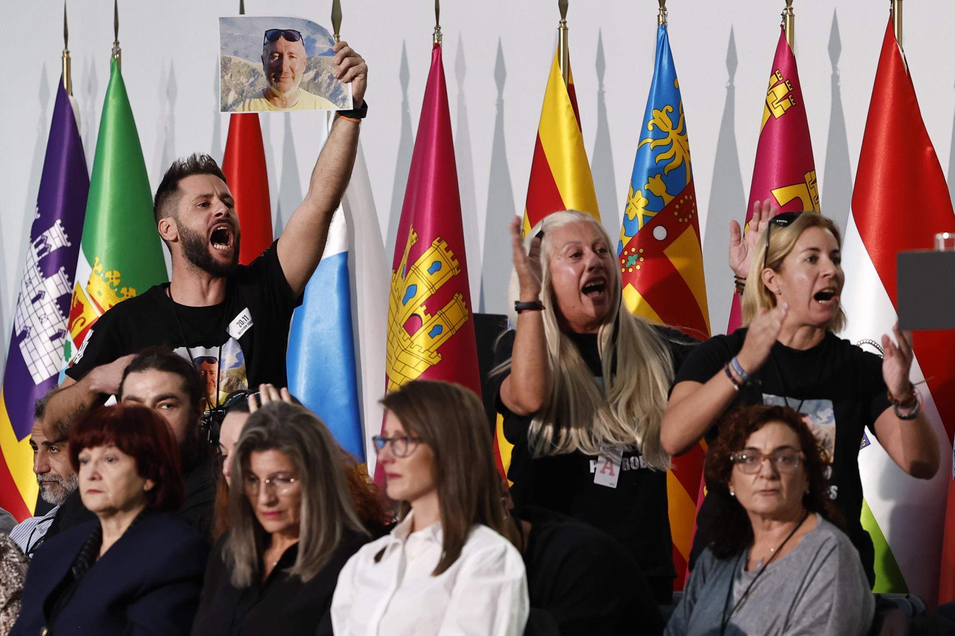 La rabia contra Mazón desborda el funeral de Estado de la DANA La rabia contra Mazón desborda el funeral de Estado de la DANA