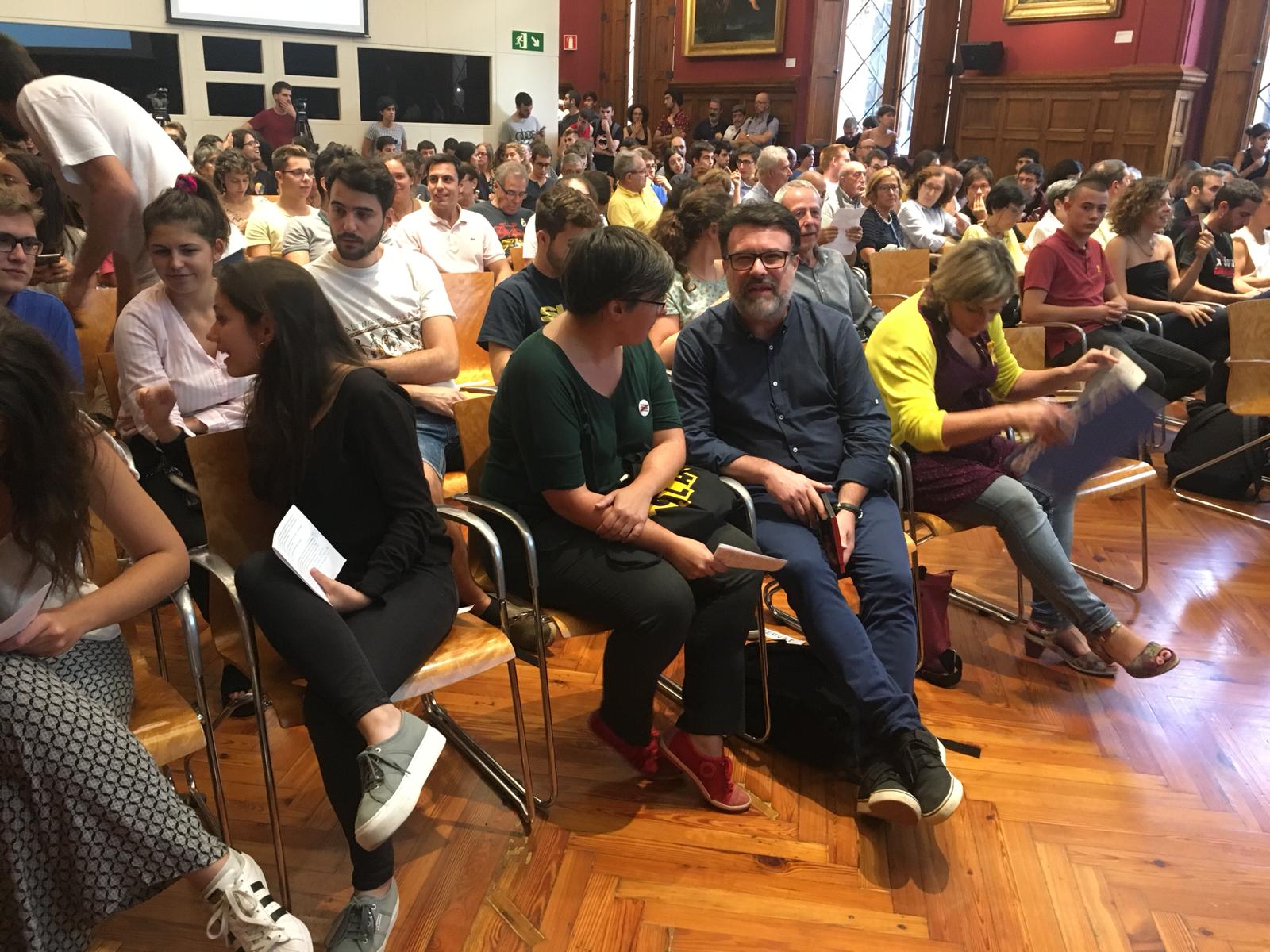 Crits de "Llibertat presos polítics" al final del debat sobre l'1-O a la UB