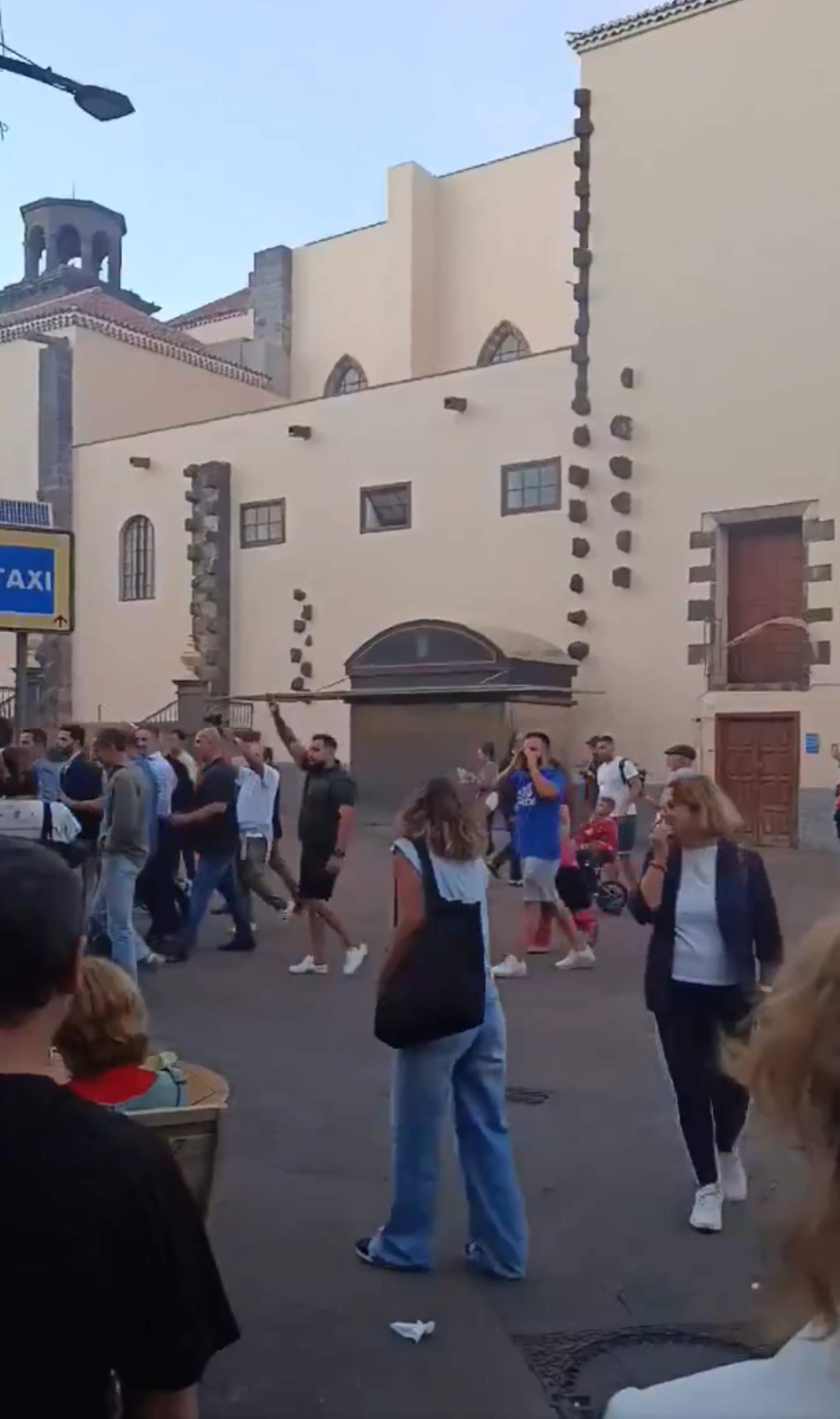 Investigan saludos fascistas durante una visita de Abascal a Canarias Investigan saludos fascistas durante una visita de Abascal a Canarias