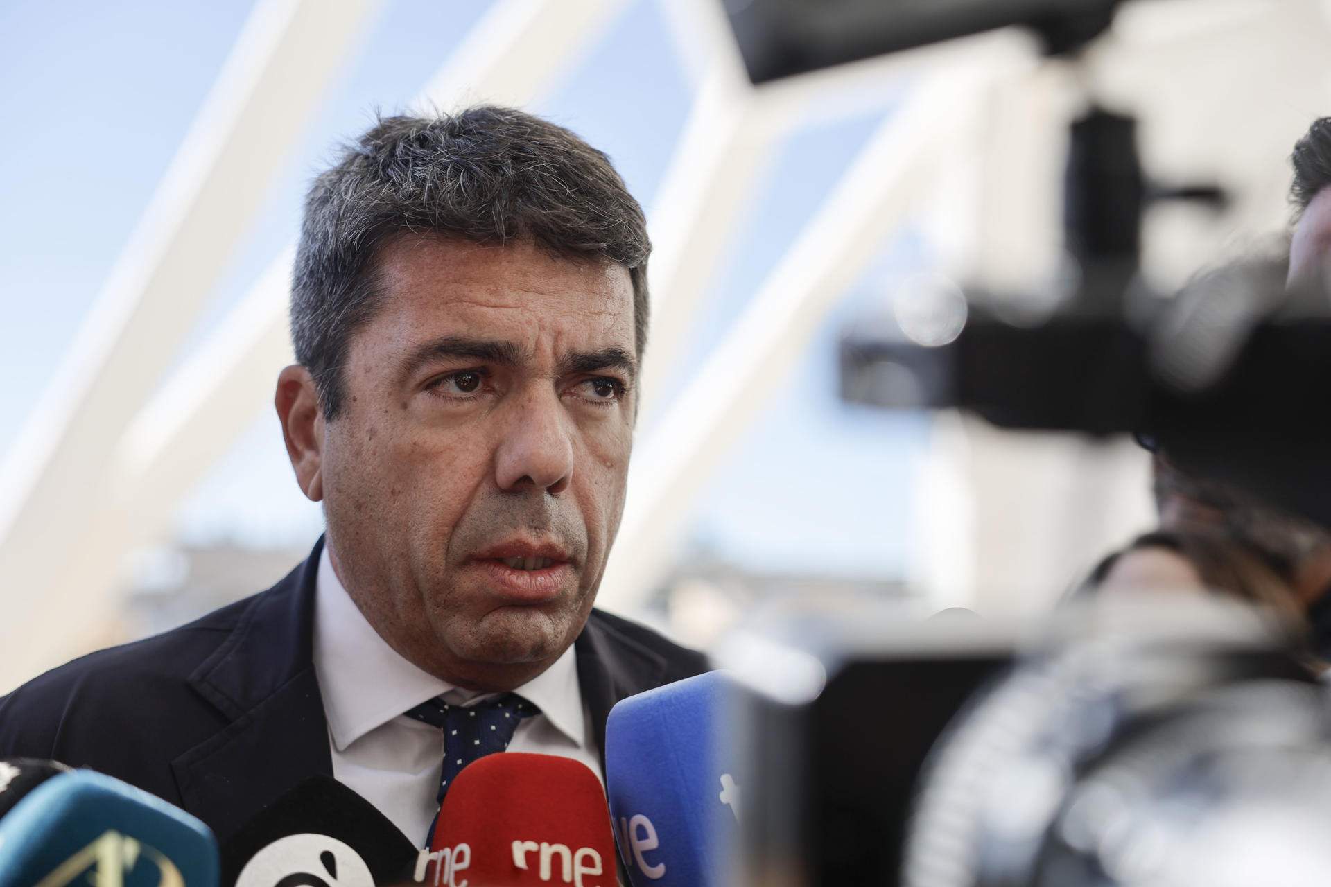 Mazón diu ara que farà una "reflexió" després dels crits al funeral, però no respon si dimitirà