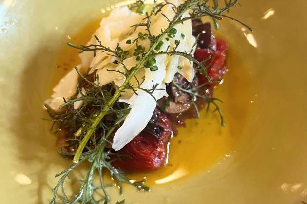 Amanida de tomàquet confitat amb bacallà esqueixat i olives del Cafè del Centre. / Foto: Rosa Molinero Trias Ensalada de tomate confitado con bacalao desmigado y aceitunas del Cafè del Centre. / Foto: Rosa Molinero Trias