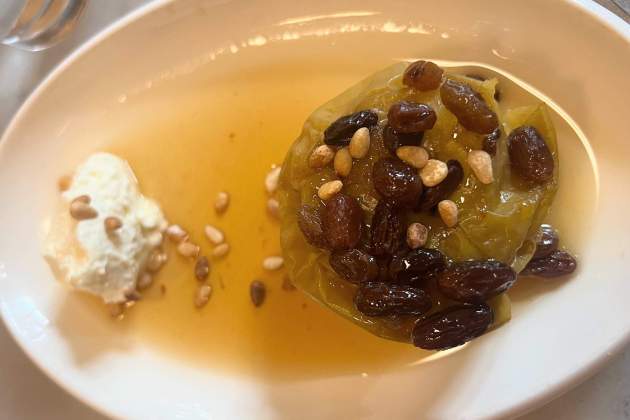 Poma al forn del Cafè del Centre. / Foto: Rosa Molinero Trias Manzana al horno del Cafè del Centre. / Foto: Rosa Molinero Trias