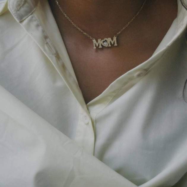 El collar de Vicky López dedicado a su madre / Instagram El collar de Vicky López dedicado a su madre / Instagram