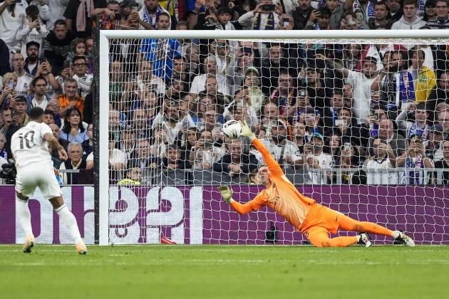 Szczesny, en el moment d'aturar un penalti a Mbappé / Foto: Europa Press Szczesny, en el moment d'aturar un penalti a Mbappé / Foto: Europa Press