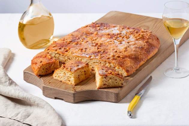 coca de chicharrones o llardons