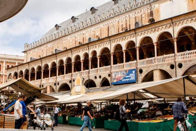 1. Pàdua. Piazza delle Erbe i Palazzo della Ragione. Font Oficina Comunal de Turisme de Pàdua 1. Pàdua. Piazza delle Erbe i Palazzo della Ragione. Font Oficina Comunal de Turisme de Pàdua