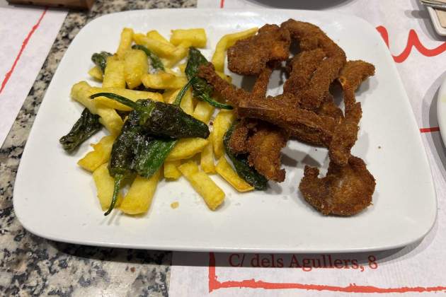 Costelles de cabrit arrebossades del restaurant Agullers. / Foto: Rosa Molinero Trias