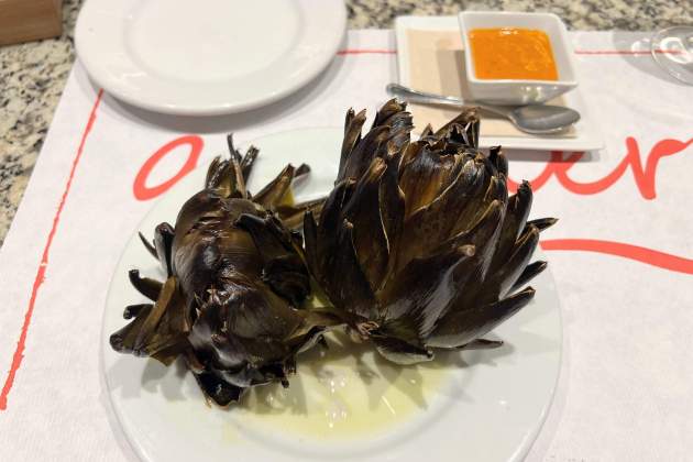 Carxofes al forn amb romesco del restaurant Agullers. / Foto: Rosa Molinero Trias