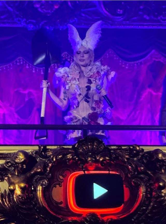 La disfressa de Lady Gaga a la Sala La Paloma, Barcelona   X @gagapicturescom La disfressa de Lady Gaga a la Sala La Paloma, Barcelona   X @gagapicturescom