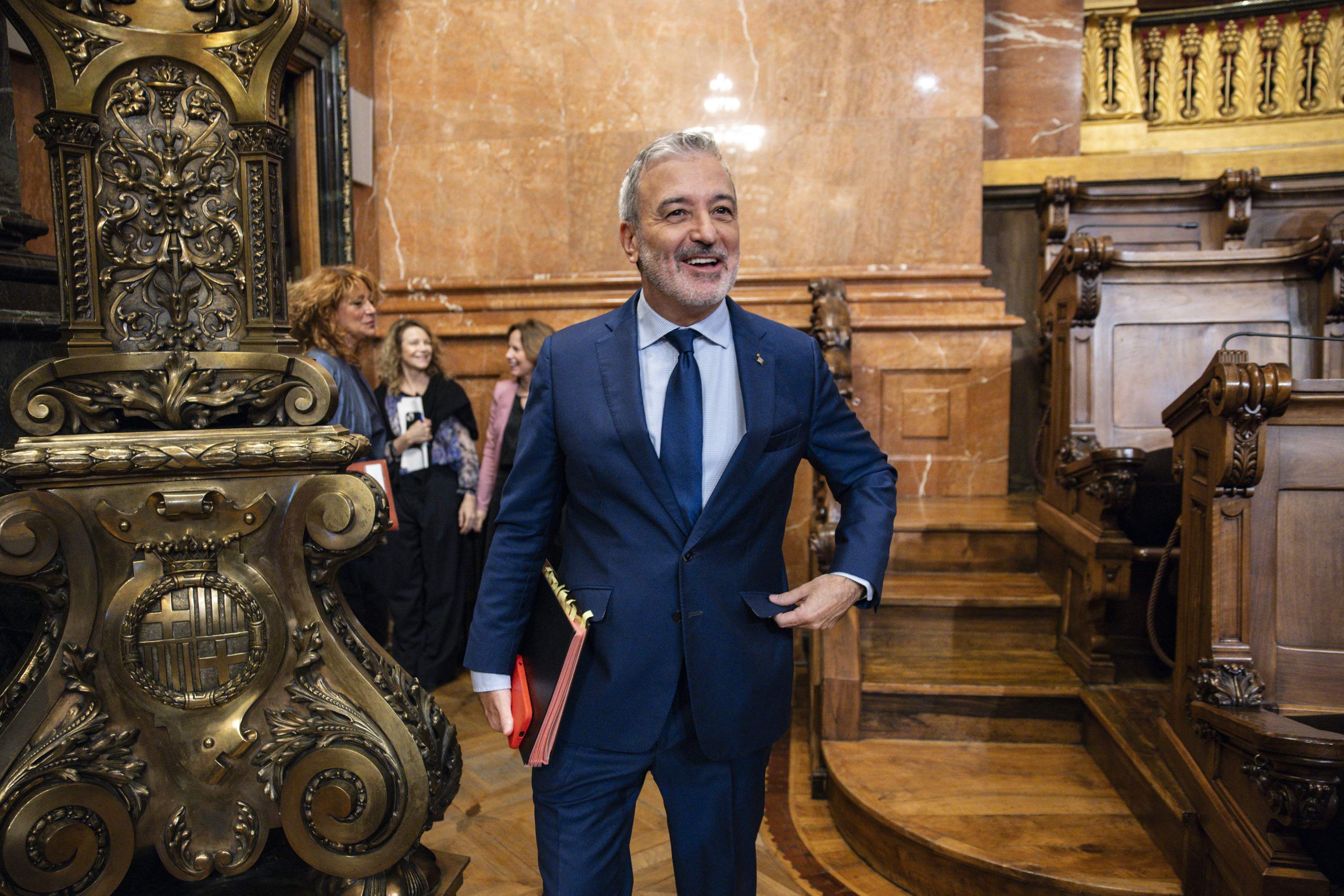 Collboni repeteix la jugada del 2024: perd la qüestió de confiança, però lliga l’aprovació dels comptes