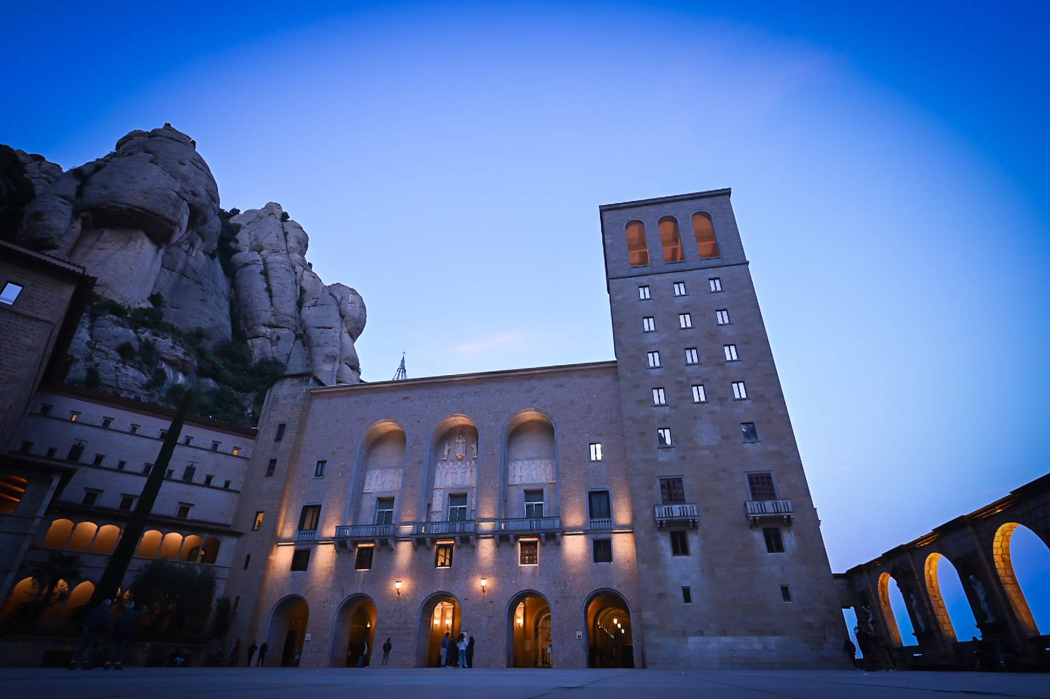 La Fundación Endesa ilumina la Abadía de Montserrat con un proyecto artístico innovador La Fundación Endesa ilumina la Abadía de Montserrat con un proyecto artístico innovador
