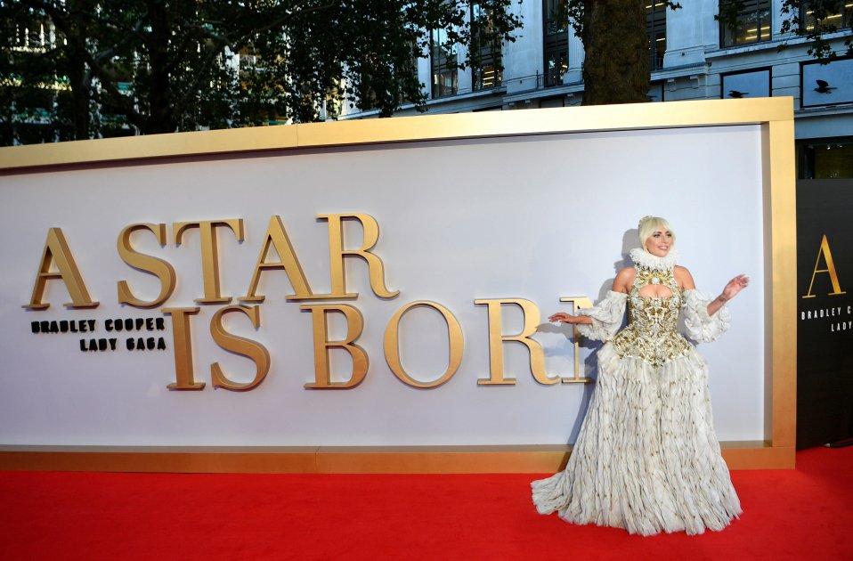 lady gaga vestit daurat 3  EFE