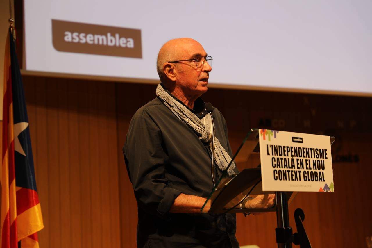 Llach carga contra la acción exterior del Govern y acusa a Duch de ser “un colaborador españolista” Llach carga contra la acción exterior del Govern y acusa a Duch de ser “un colaborador españolista”