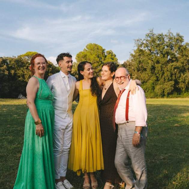 L'Oriol de Ramon amb tota la seva familia el dia de la boda / Instagram @byclararuiz L'Oriol de Ramon amb tota la seva familia el dia de la boda / Instagram @byclararuiz
