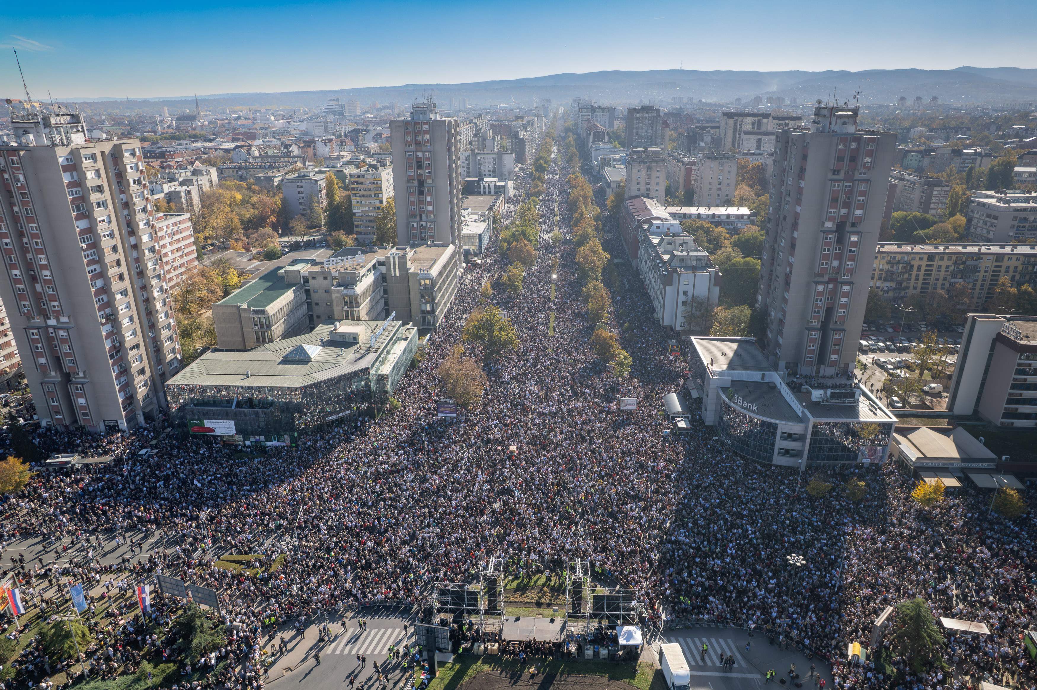 Un año de la tragedia de Novi Sad: las protestas masivas en Serbia hacen tambalear el régimen de Vučić