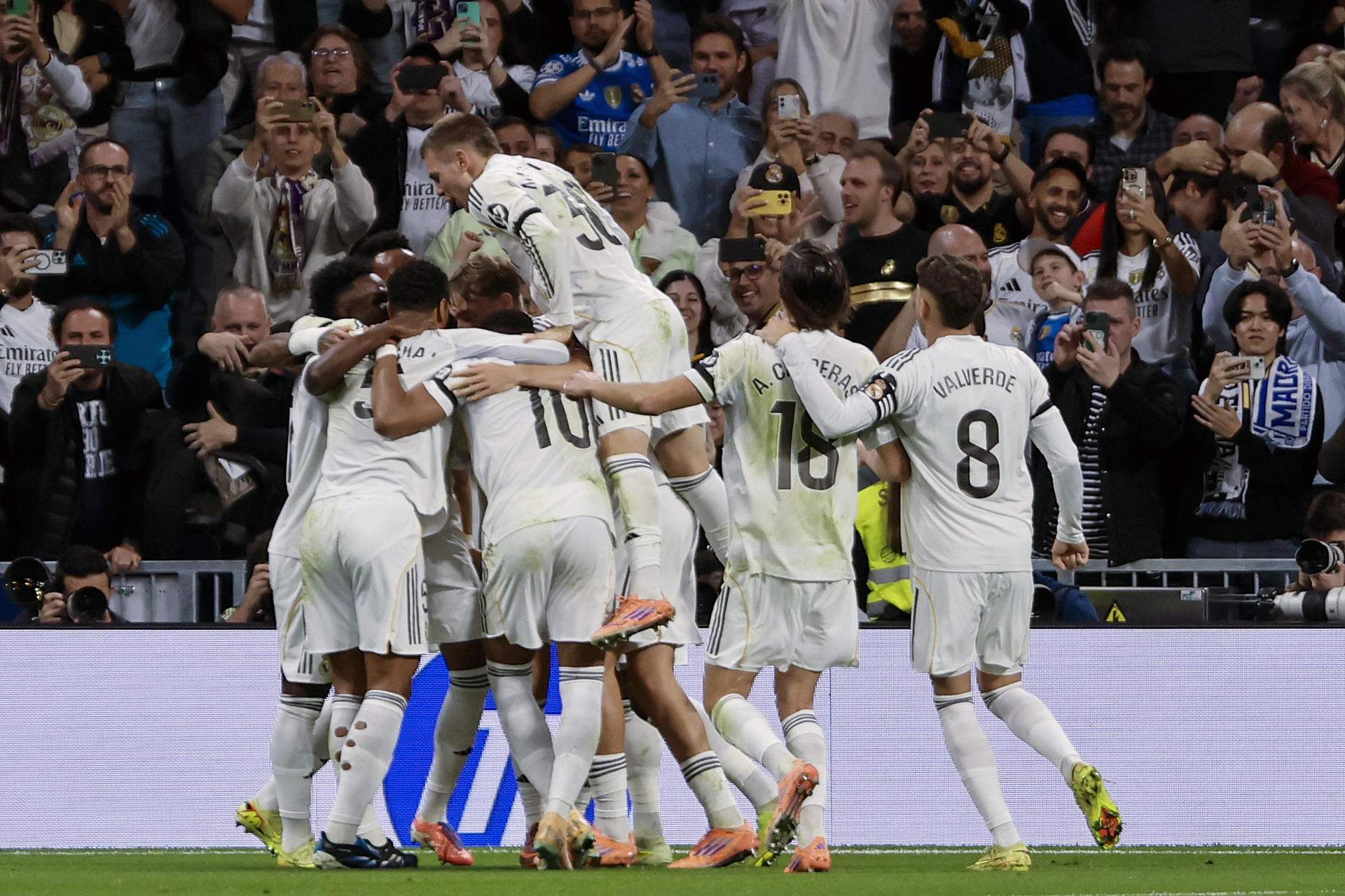 Un Reial Madrid imparable goleja el València i posa pressió al Barça (4-0)