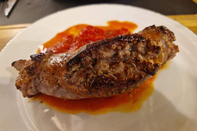 Llonganissa grossa de Lleida con tomate de conserva del Bar Tòfol. / Foto: Esmorzarsdeforquilla.cat Llonganissa grossa de Lleida con tomate de conserva del Bar Tòfol. / Foto: Esmorzarsdeforquilla.cat