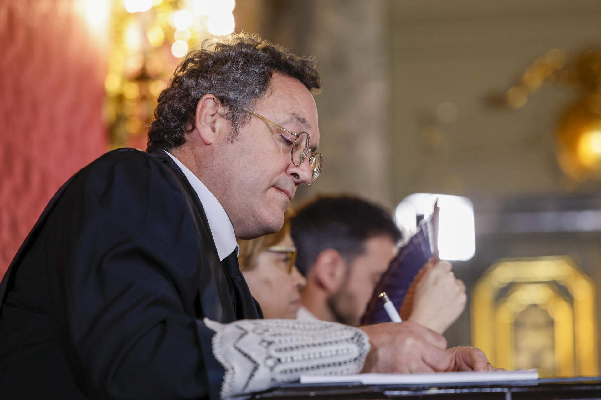 Špansko vrhovno sodišče obsodilo državnega tožilca zaradi razkritja skrivnosti, vlada napoveduje zamenjavo