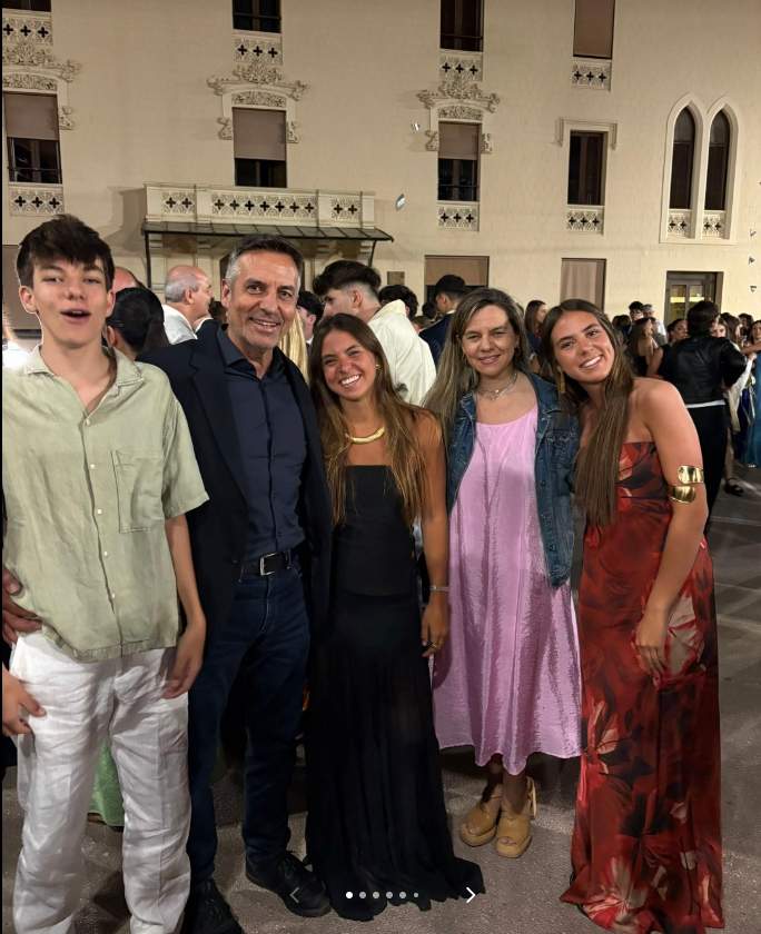Ramon Pellicer amb la seva dona i els seus tres fills   TikTok @martinetapellicer  (1)