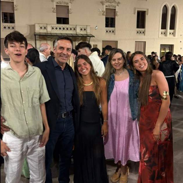 Ramon Pellicer con su mujer y sus tres hijos TikTok @martinetapellicer (1)