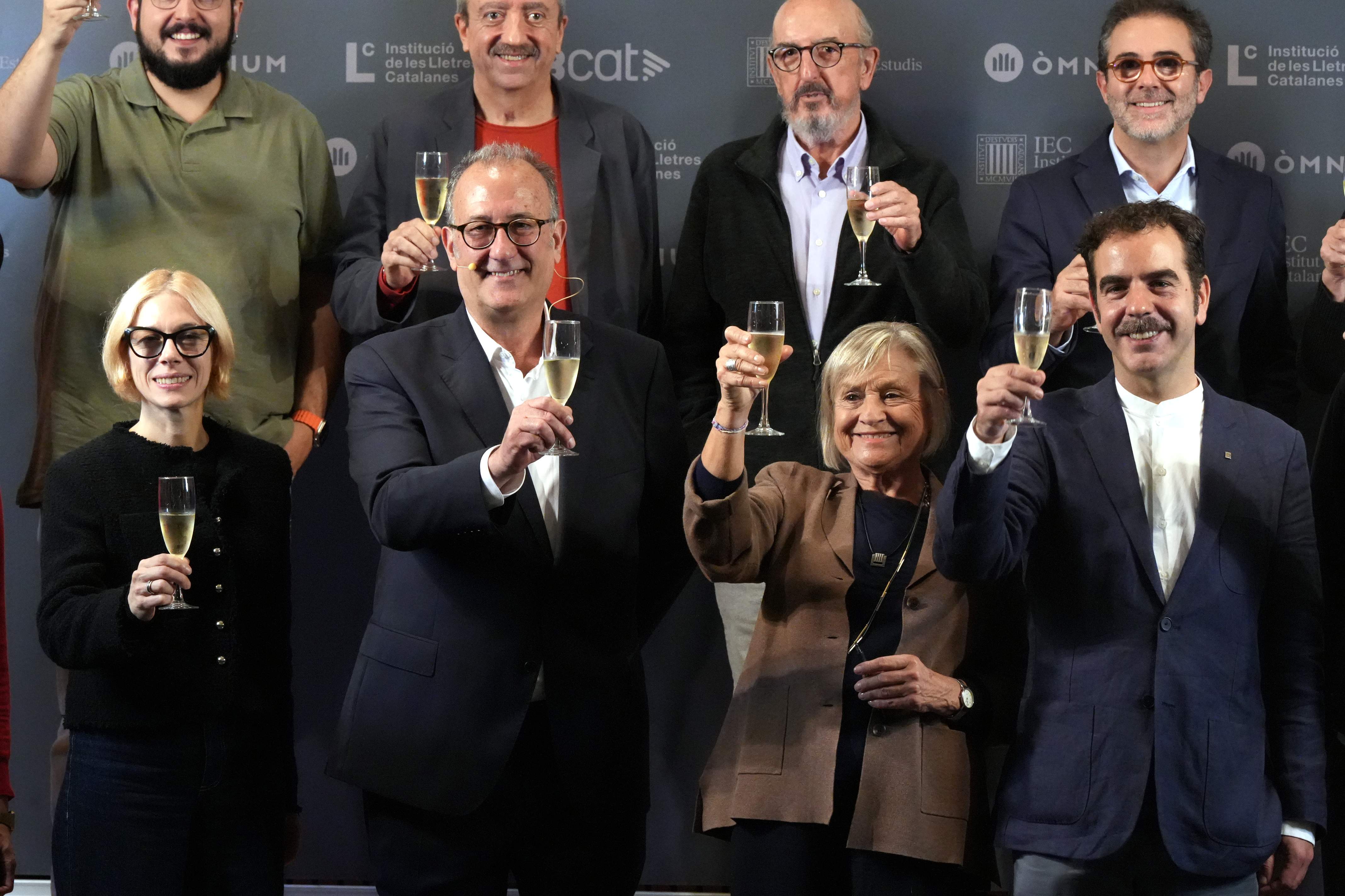 Òmnium se alía con el IEC y transforma la Nit de Santa Llúcia en la de les Lletres Catalanes