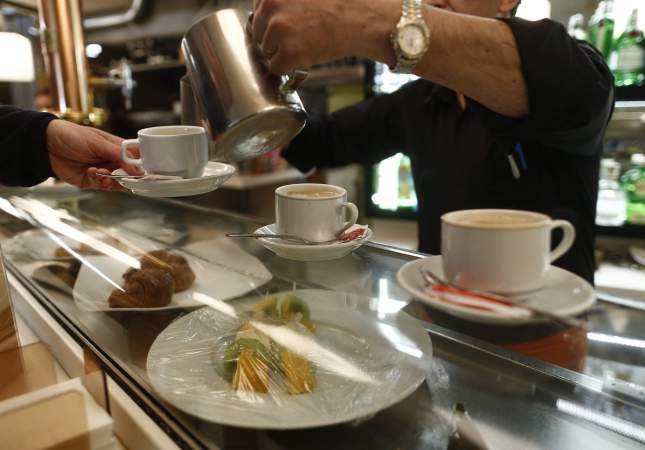 EuropaPress 7018075 trabajador trabajando camarero bar autonomo consumo cafeteria cafe precios EuropaPress 7018075 trabajador trabajando camarero bar autonomo consumo cafeteria cafe precios