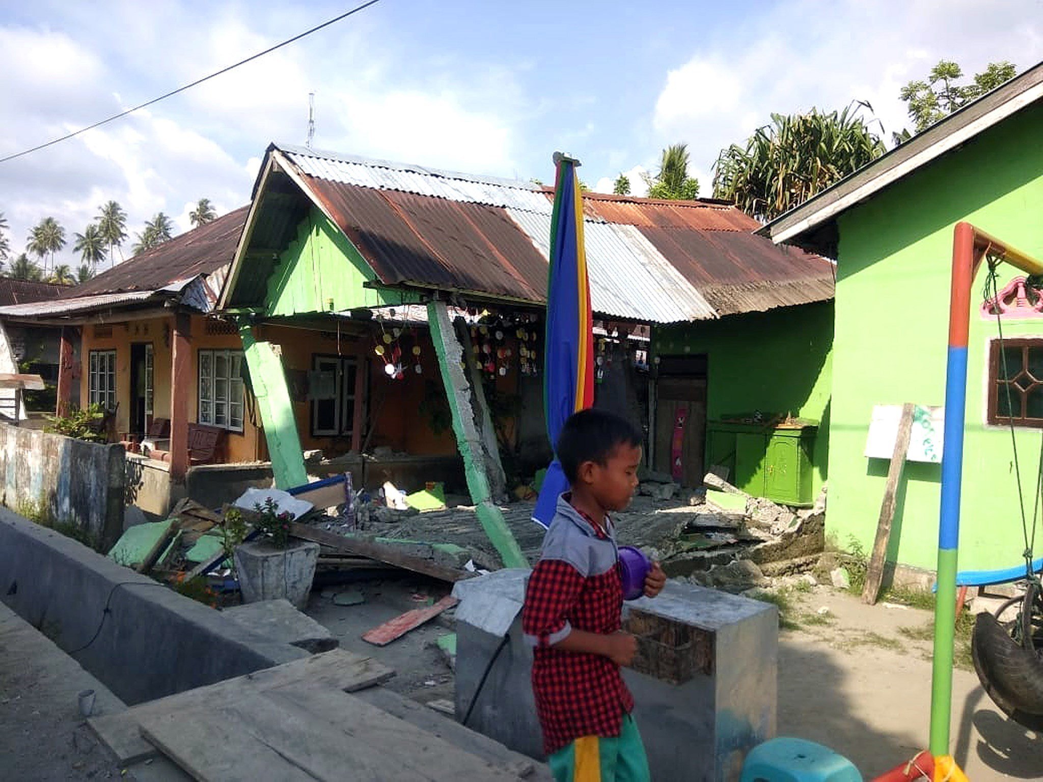 Varios muertos por un tsunami y un terremoto de 7,5 grados en Indonesia
