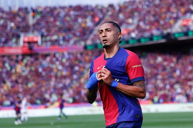 Raphinha celebracio escut Barça Europa Press Raphinha celebracio escut Barça Europa Press