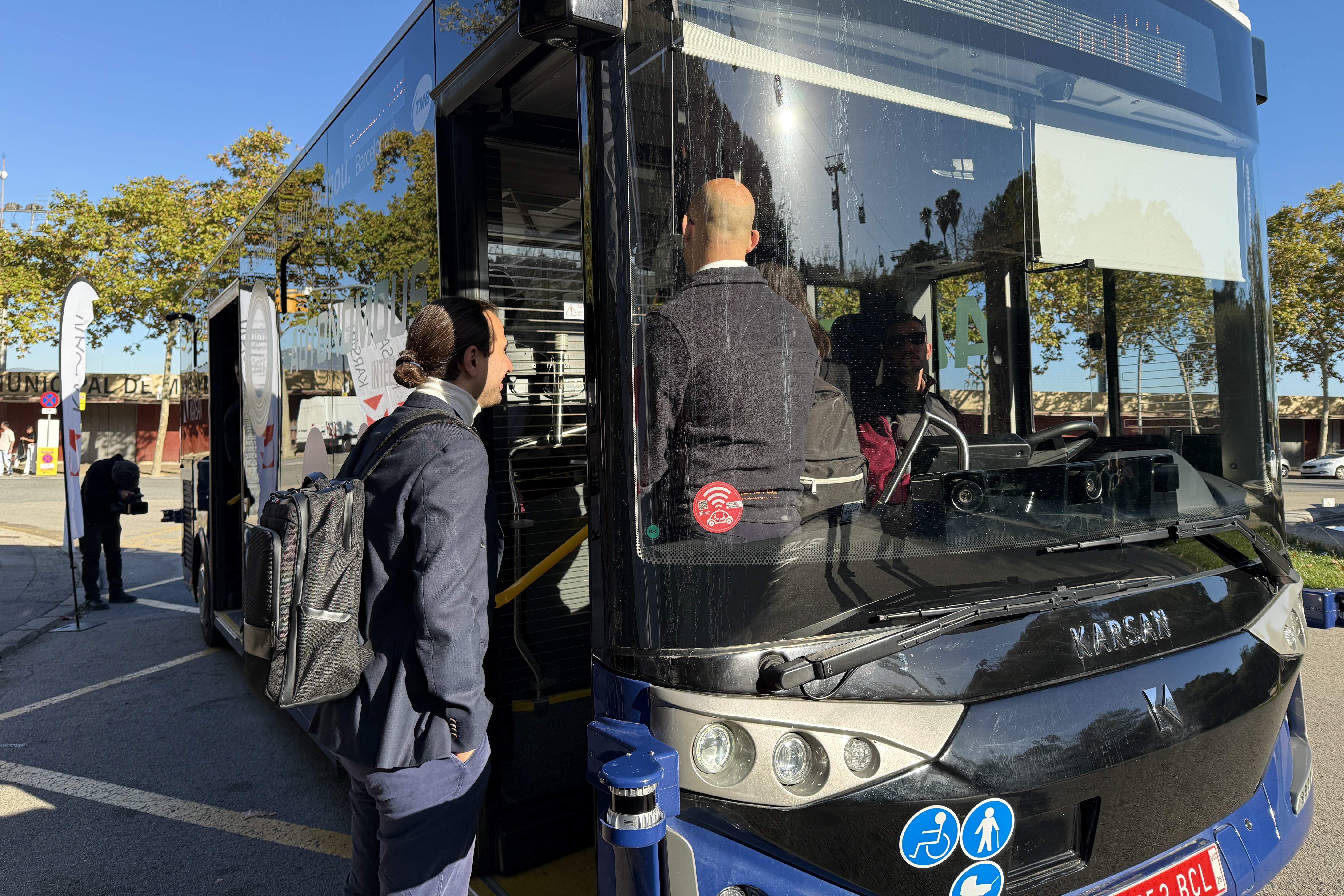 Así es el bus autónomo que circulará por Montjuic durante 10 días y está abierto a la ciudadanía