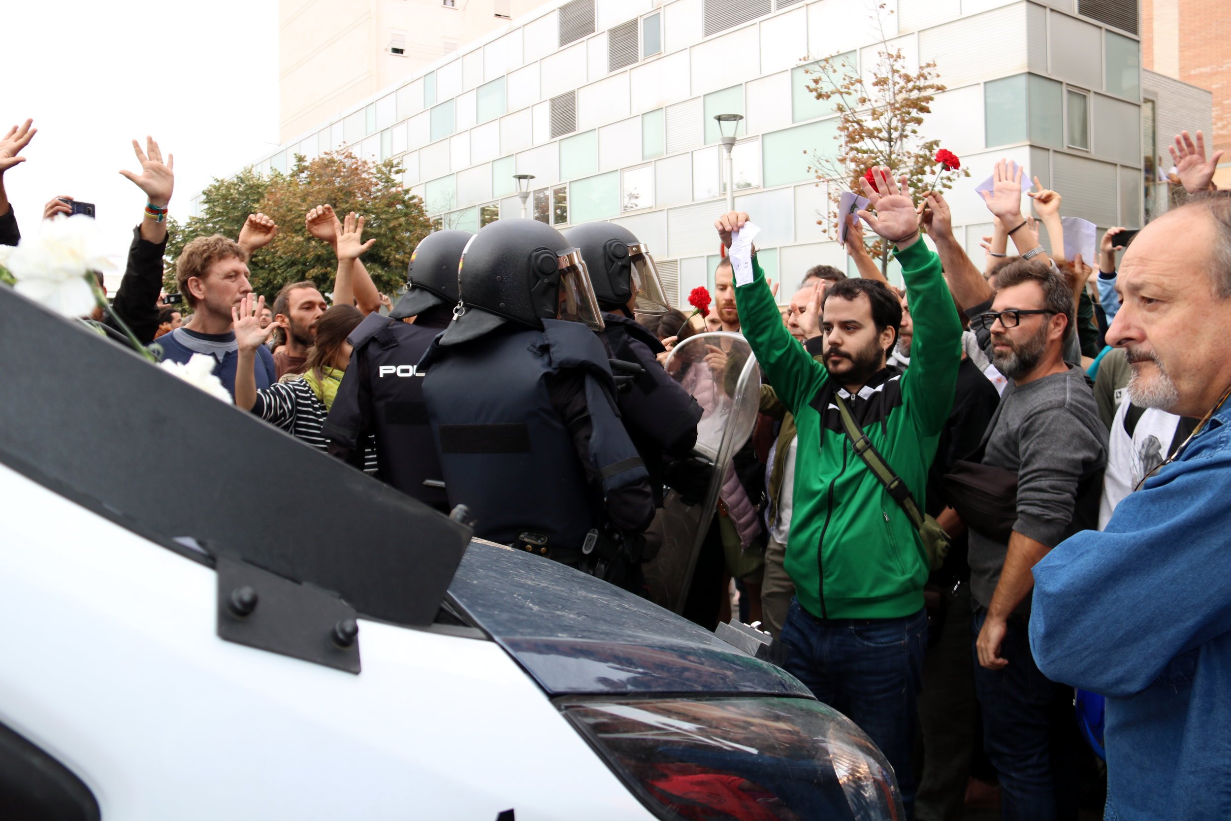 Vídeo: Así reaccionó la policía española ante el hombre infartado el 1-O