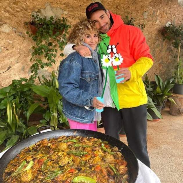 Madre e hijo vía redes en una comida familiar /  Instagram