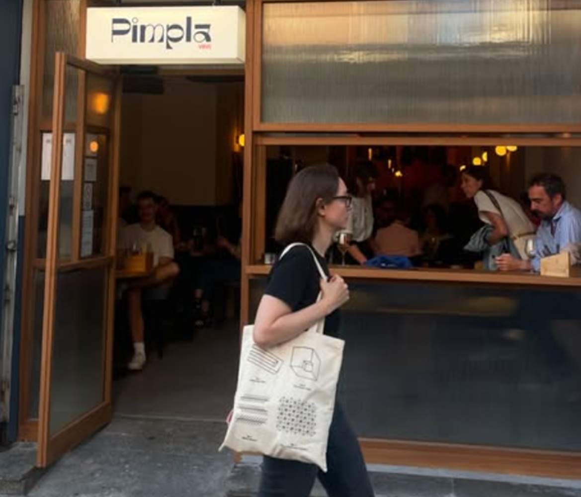 El bar de Gràcia que combina platillos y vinos con buena música y ambiente de barrio