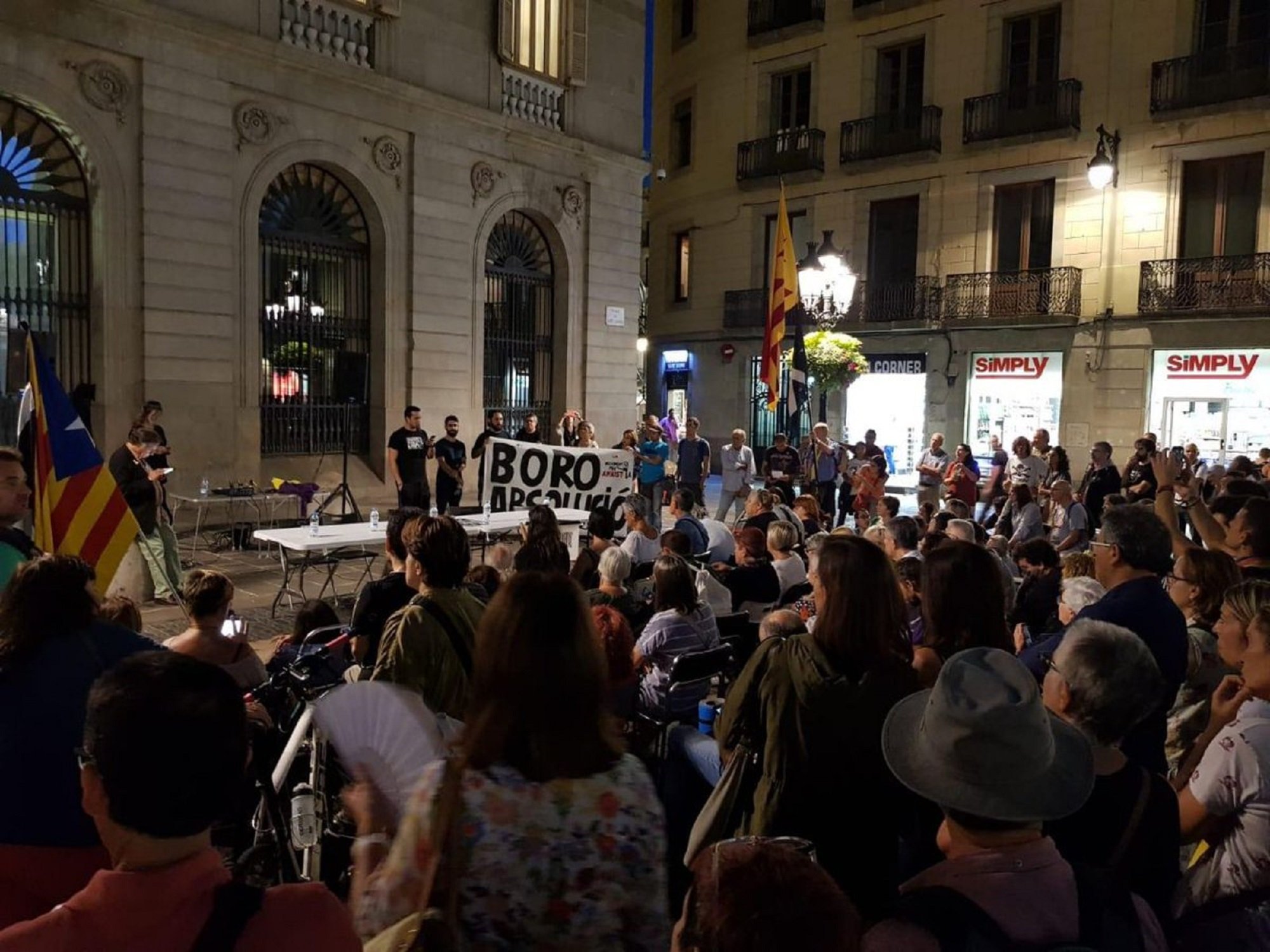 Centenars de persones ocupen la plaça Sant Jaume