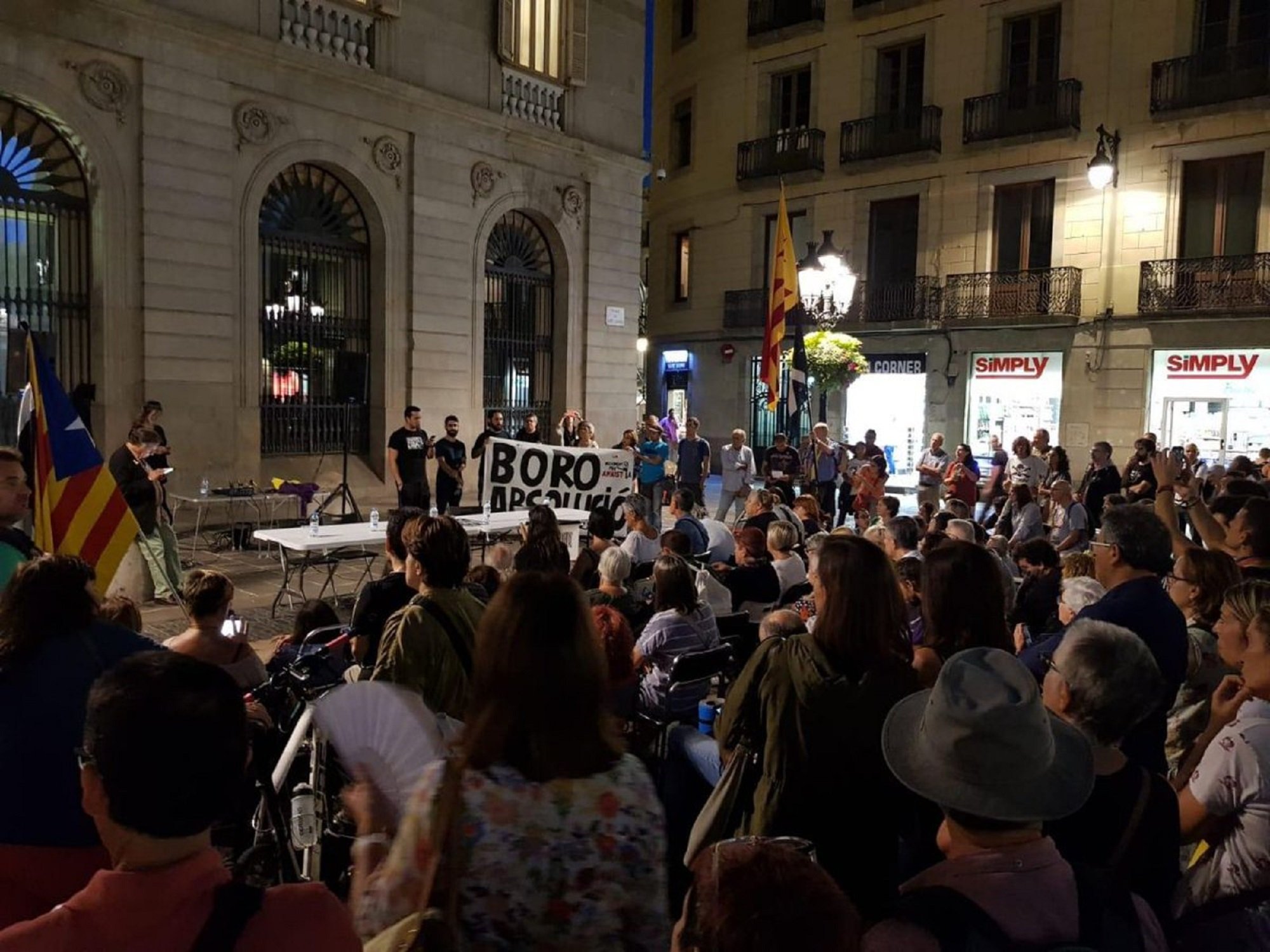 Centenares de personas ocupan la plaza Sant Jaume