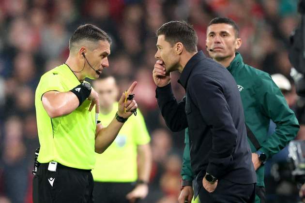 Árbitro István Kovács Xabi Alonso Real Madrid Árbitro István Kovács Xabi Alonso Real Madrid