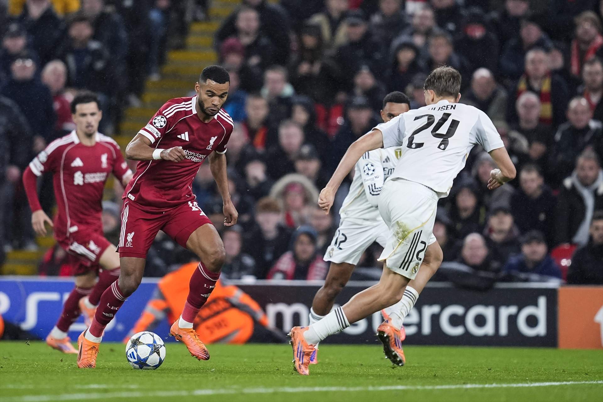 El fichaje estrella del Real Madrid vuelve a hacer aguas: una noche para olvidar en Anfield
