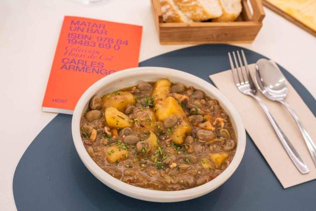 Habas a la catalana en la cafetería del +Bernat. / Foto: Marta Garreta