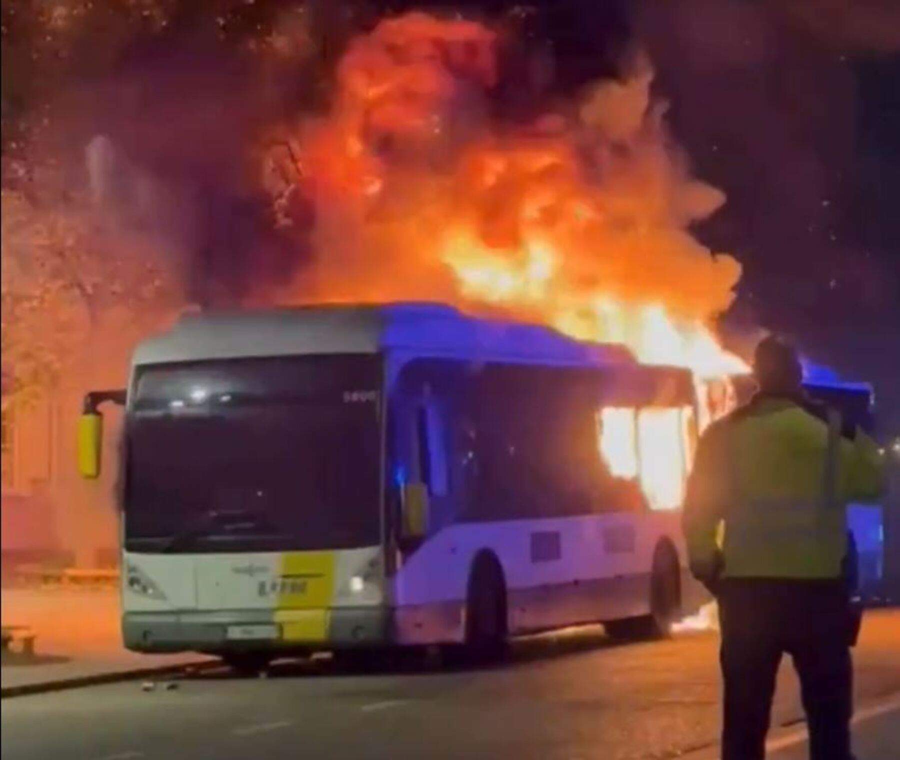 S'incendia un autobús que portava aficionats del Barça a l'estadi del Bruges